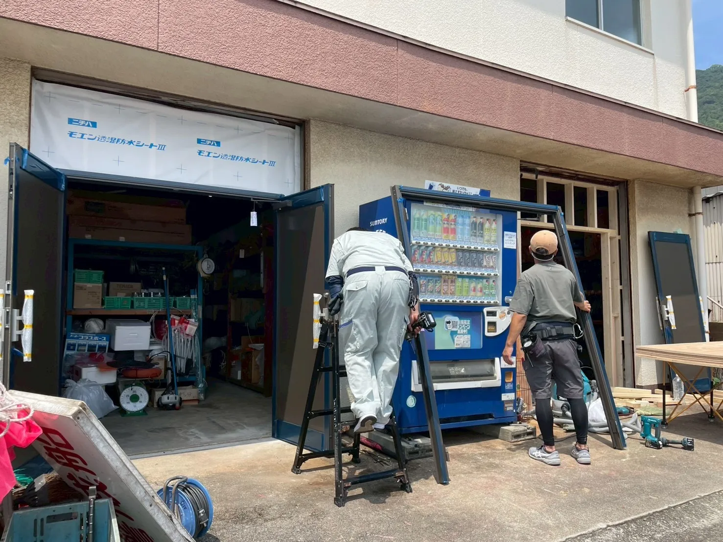 漁協組合事務所の入口サッシ入替